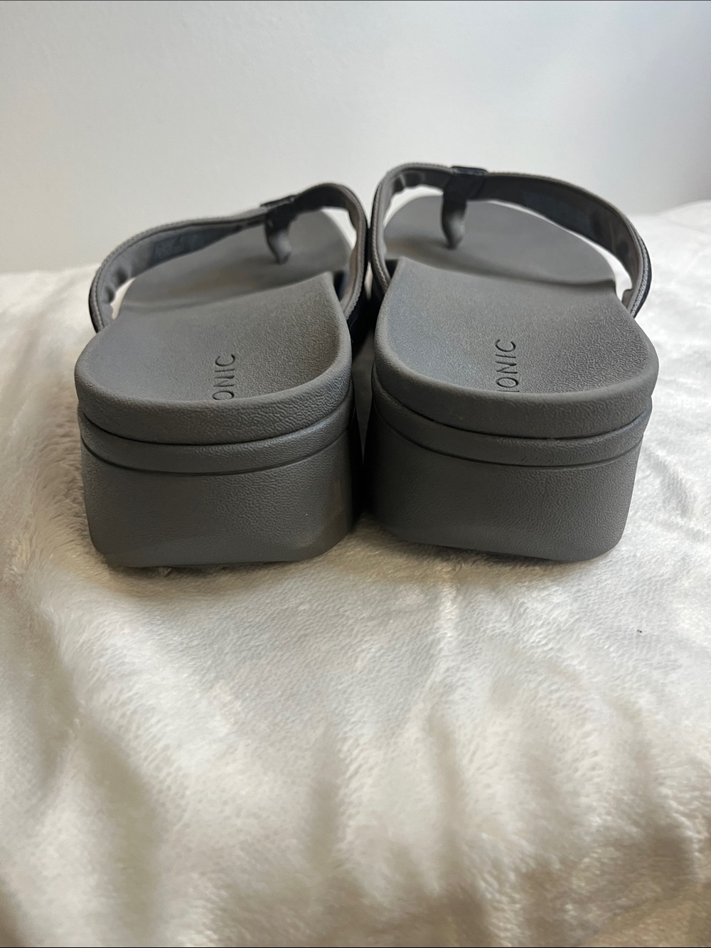 Vionic Women's Charcoal Gray Comfort Thong Sandals - Picture 6 of 13